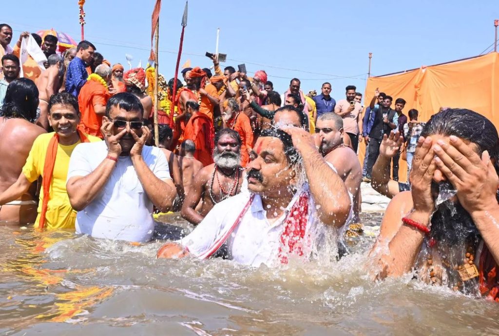 गृहमंत्री ने राजिम कुंभ में किया शाही स्नान, सोशल मीडिया पर पोस्ट की तस्वीरें