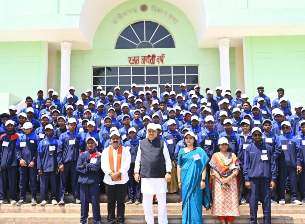 सुकमा के ग्रामीणों ने पहली बार राजधानी का किया भ्रमण, विधानसभा कार्यवाही देखकर हुए उत्साहित