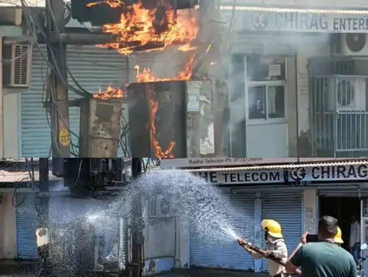 मेन रोड के ट्रांसफार्मर में लगी आग, इलाके में मची अफरा तफरी, बिजली सप्लाई फौरन बंद