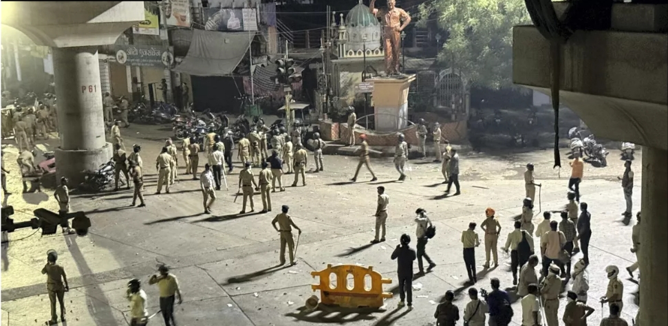 महाराष्ट्र में औरंगजेब की कब्र हटाने की उठी मांग, हिंदू संगठनों ने किया बड़ा प्रदर्शन, नागपुर में पथराव और आगजनी