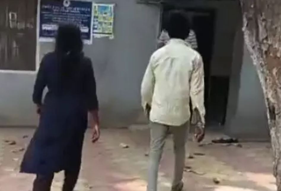 सड़क पर पत्नी की पिटाई, शराबी पति मारते-मारते पहुंचा थाने, तमाशबीन बने रहे लोग