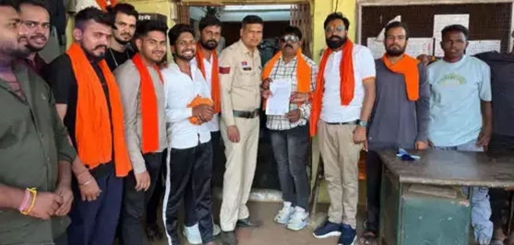 धर्मांतरण पर बवाल, घर में चल रहा था प्रार्थना सभा, बजरंग दल मौके पर पहुंचा, किया प्रदर्शन