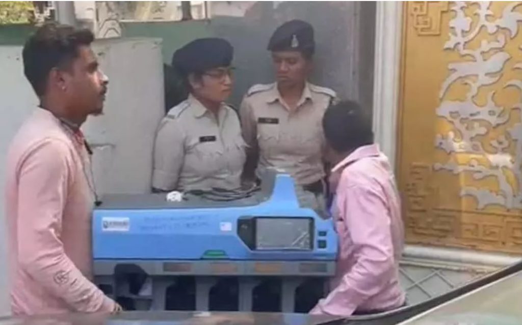 नोट गिनने की मशीन पहुंची पूर्व सीएम के आवास, चैतन्य बघेल के घर से इलेक्ट्रानिक गैजेट जब्त