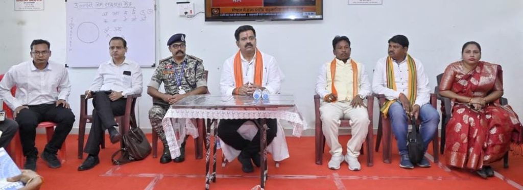 उपमुख्यमंत्री शर्मा ने सुकमा में आत्मसमर्पित नक्सलियों से की चर्चा: राज्य शासन की समस्त योजनाओं के लाभ दिलाने के दिए निर्देश
