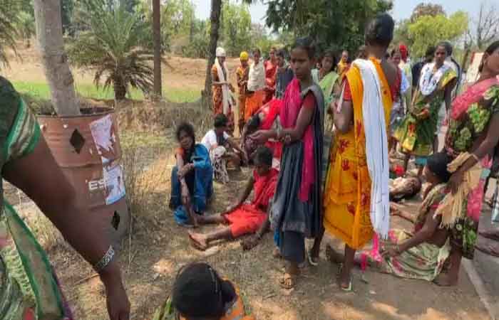 बस्तर पंडुम में शामिल होने जा रहे ग्रामीणों से लदी पिकअप पलटी, 25 लोग घायल, 6 की हालत गंभीर Dantewada Accident News