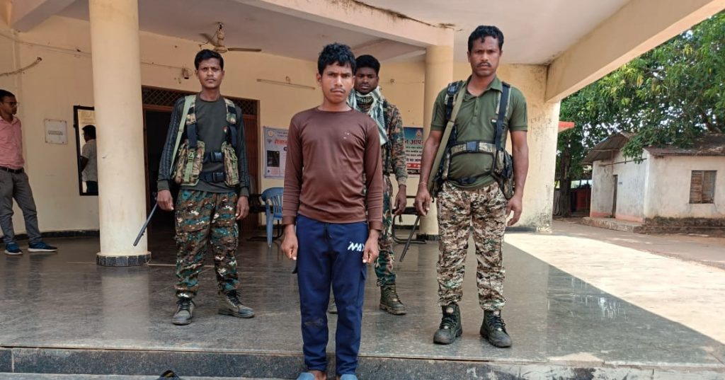 HARDCORE NAXALITE ARRESTED : 5 लाख का इनामी हार्डकोर नक्सली गिरफ्तार, कई नक्सल घटनाओं में रह चुका है शामिल