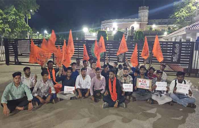इंदिरा कला संगीत विश्वविद्यालय में कुलपति नियुक्ति को लेकर ABVP का विरोध प्रदर्शन, प्रशासन को सौंपा ज्ञापन इंदिरा कला संगीत विश्वविद्यालय में कुलपति नियुक्ति को लेकर ABVP का विरोध प्रदर्शन