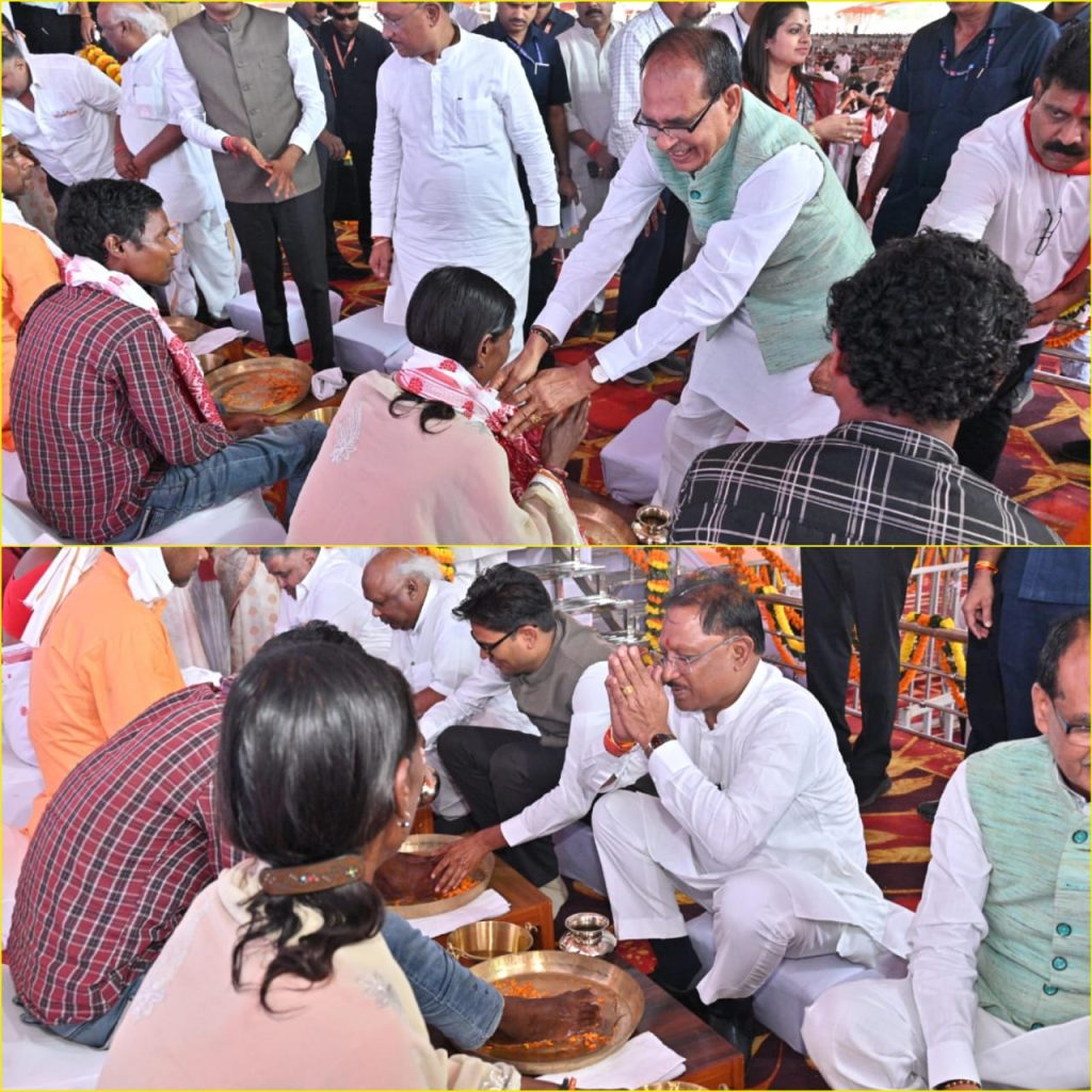 केंद्रीय मंत्री शिवराज सिंह, मुख्यमंत्री विष्णु देव साय और अन्य मंत्रियों ने पीएम आवास के हितग्राहियों के पाँव पखारे