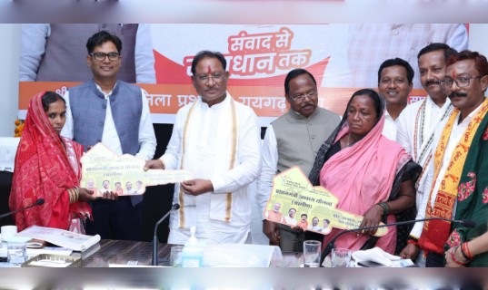 मुख्यमंत्री ने बिरहोर महिलाओं को सौंपी पक्के आवास की चाबी