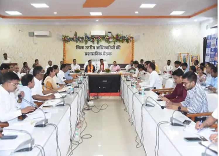 केंद्रीय मंत्री चौहान 13 मई को अम्बिकापुर आएंगे : उपमुख्यमंत्री शर्मा एवं वित्त मंत्री चौधरी ने अधिकारियों की बैठक ली, तैयारियों की समीक्षा की.