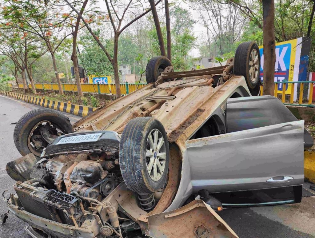 माना थाना क्षेत्र में भीषण सड़क हादसा, तेज रफ्तार कार पलटी, चालक गंभीर रूप से घायल