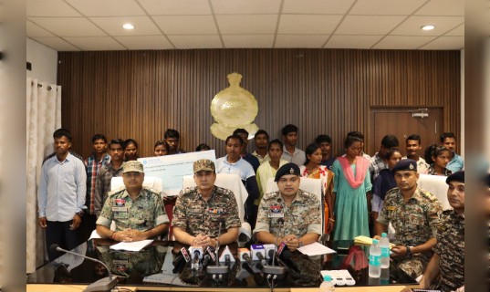 बीजापुर में 24 माओवादियों का आत्मसमर्पण, 87.5 लाख के इनामी नक्सली शामिल