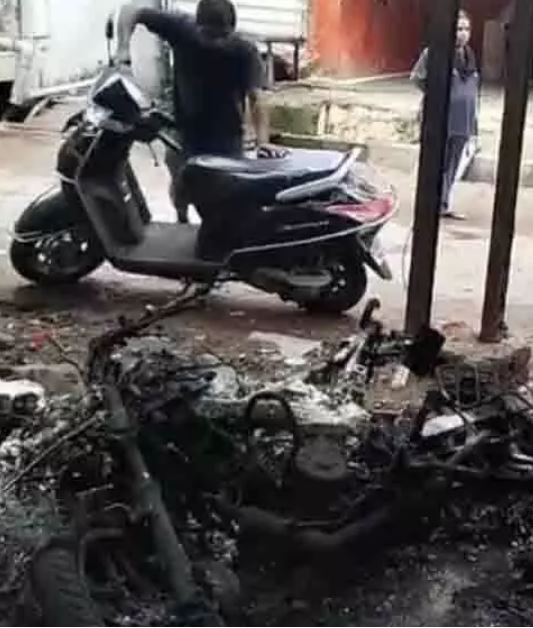 बाइक में आगजनी, इलाके में दहशत का माहौल