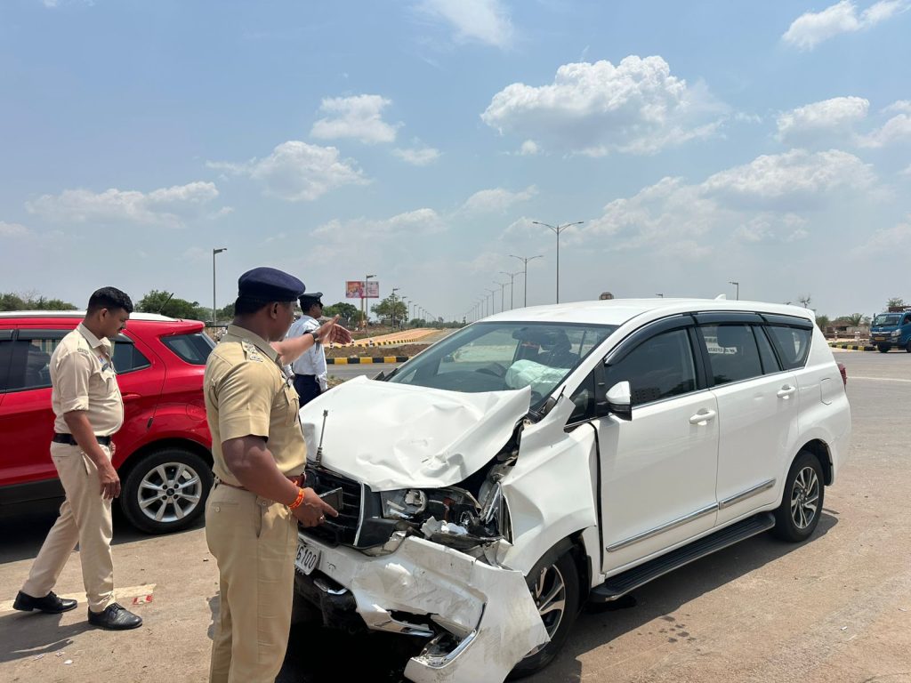 नया रायपुर में DIG की गाड़ी ने कार को मारी टक्कर, मासूम समेत 4 हुए गंभीर रूप से घायल