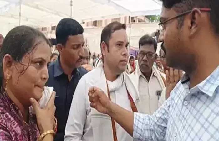 समाधान शिविर में कांग्रेस की पूर्व विधायक हाथों से चूड़ी निकालकर पहनाने लगी तो भाजपा के महामंत्री ने जोड़े हाथ-पैर