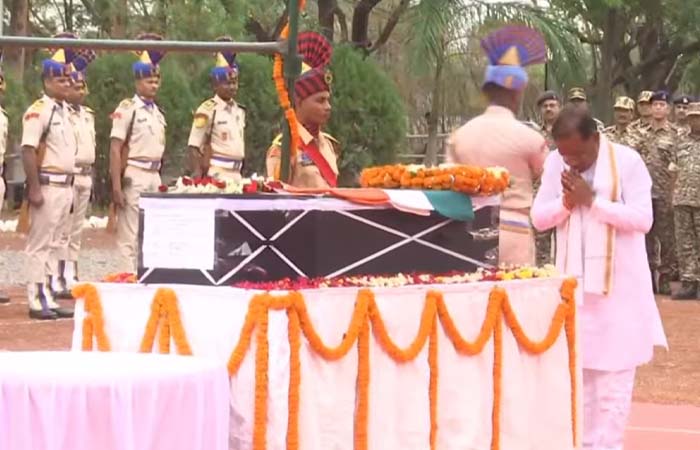 रायपुर में सीएम दे रहे थे शहीद जवानों को श्रद्धांजलि, उधर एक और नक्सली की आहुति देकर अपने साथियों को जवानों ने कहा – अलविदा