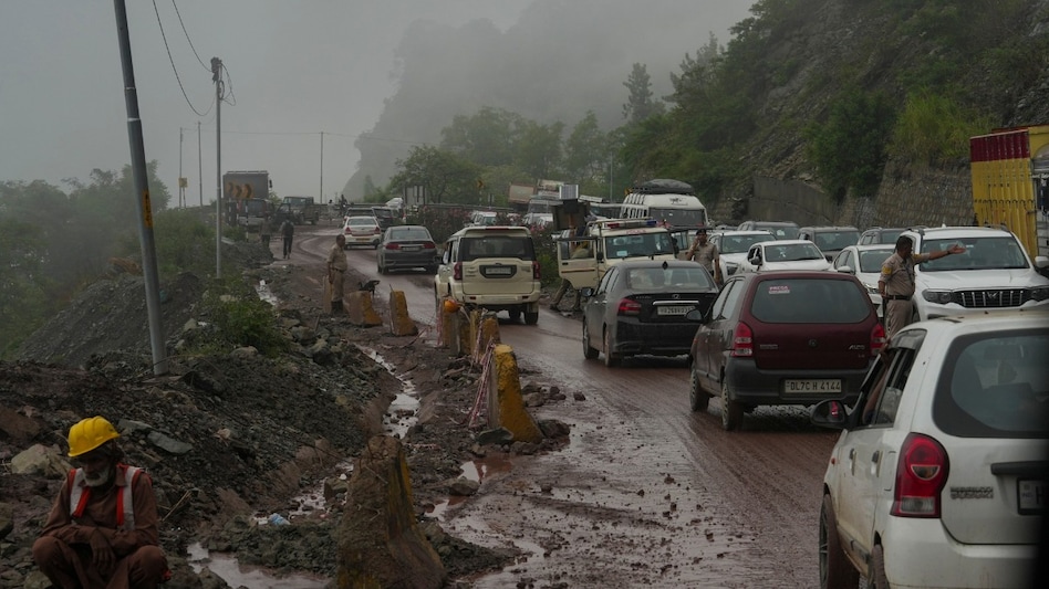 हिमाचल प्रदेश में भारी बारिश से हालात बिगड़े, भूस्खलन की चेतावनी के बीच सड़कों और बिजली व्यवस्था पर असर