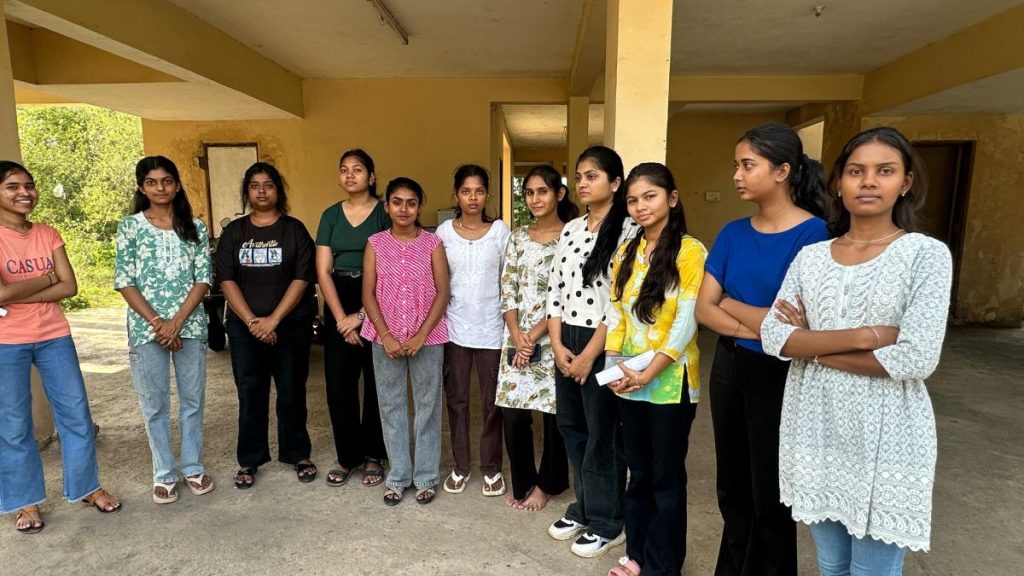 कुशाभाऊ ठाकरे पत्रकारिता एवं जनसंचार विश्वविद्यालय में छात्राओं के साथ अभद्रता, कार्रवाई नहीं होने पर किया विरोध प्रदर्शन