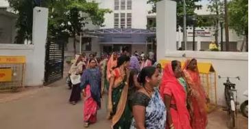 मिड डे मील : रसोइयों ने वेतन भुगतान को लेकर सौंपा ज्ञापन, भुगतान न होने पर काम बंद करने की चेतावनी