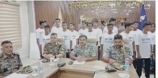 बीजापुर में 16 नक्सलियों ने किया आत्मसमर्पण, दो हार्डकोर नक्सली पर था 8-8 लाख का इनाम