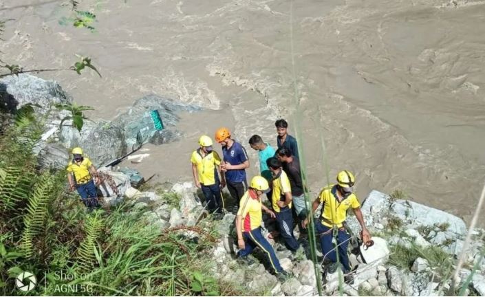 रुद्रप्रयाग में बड़ा हादसा: बस अलकनंदा नदी में गिरी, 1 की मौत, 11 लापता, रेस्क्यू जारी