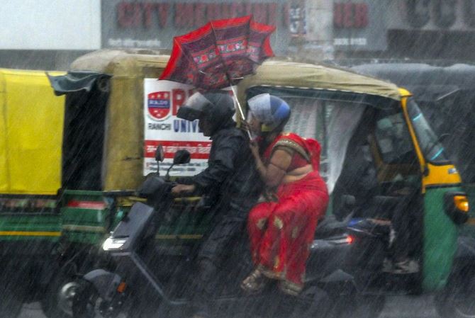 दिल्ली NCR समेत कई राज्यों में झमाझम बारिश, IMD ने जारी किया येलो और ऑरेंज अलर्ट जारी