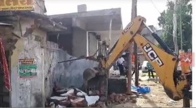 सूरजपुर में अवैध अतिक्रमण पर बड़ी कार्रवाई, दर्जनों दुकानों और मकानों को हटाया गया