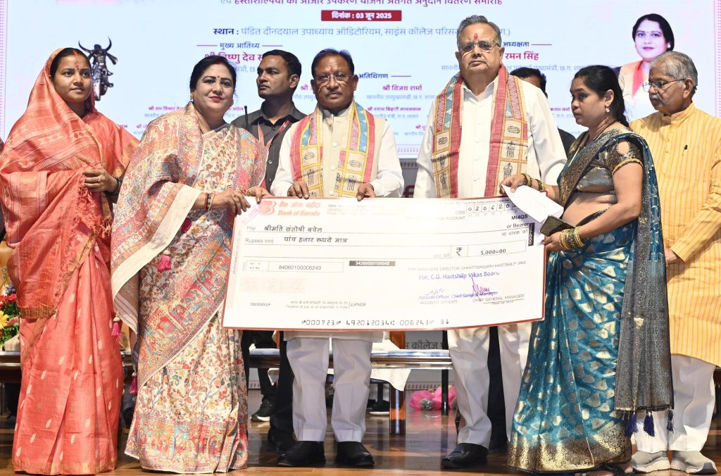 मुख्यमंत्री विष्णुदेव साय छत्तीसगढ़ हस्तशिल्प विकास बोर्ड की नवनियुक्त अध्यक्ष शालिनी राजपूत के पदभार ग्रहण समारोह में हुए शामिल