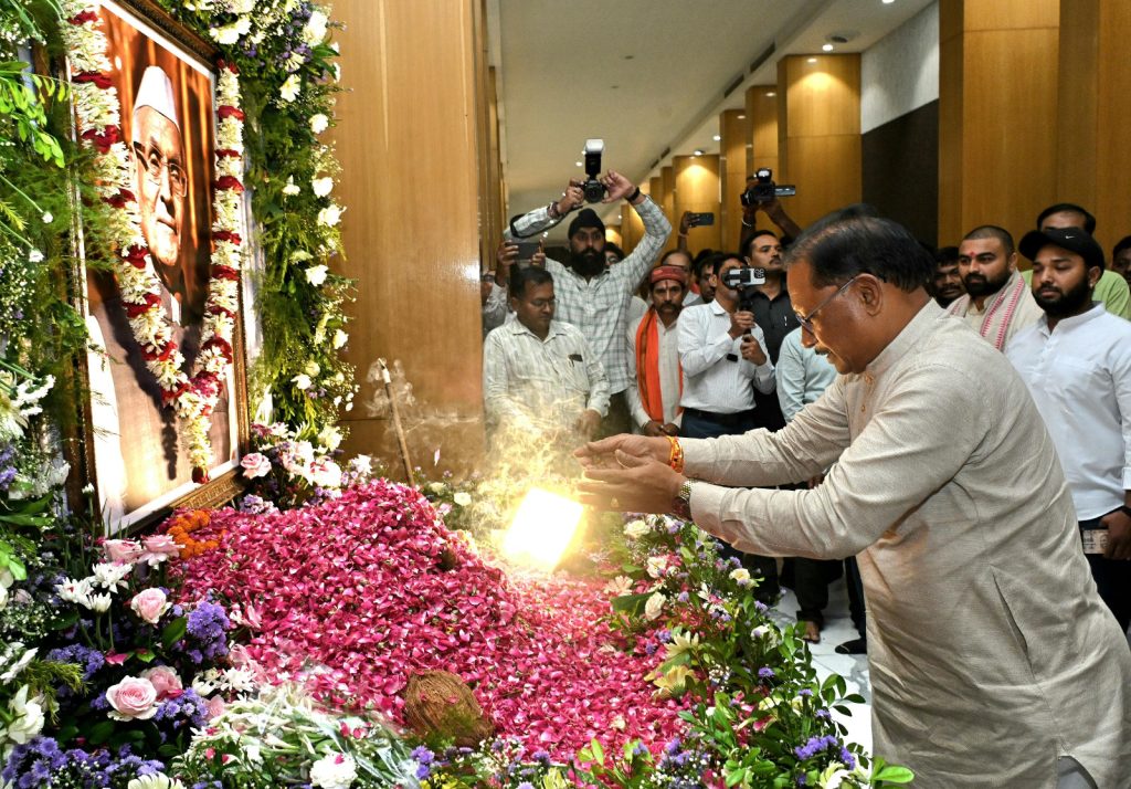 स्वर्गीय रामजीलाल अग्रवाल के शांति मिलन कार्यक्रम में शामिल हुए मुख्यमंत्री विष्णु देव साय