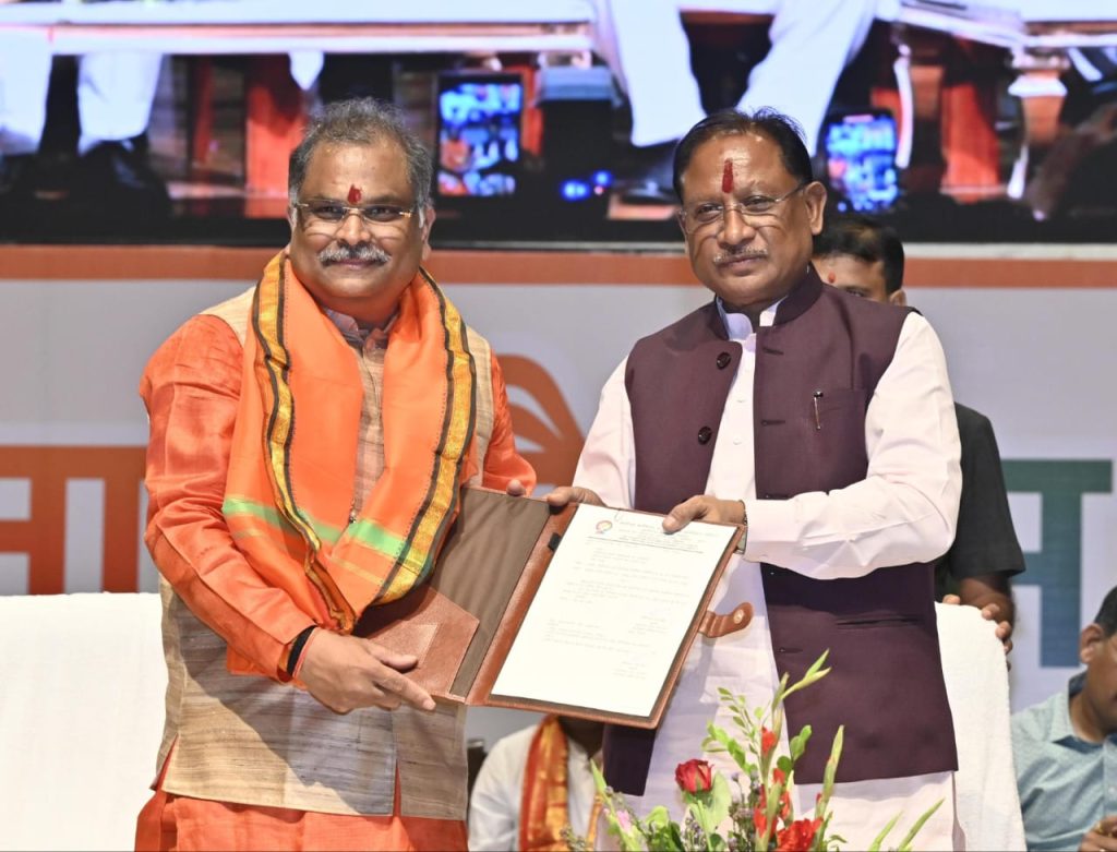 छत्तीसगढ़ स्टेट बेवरेजेस कॉर्पोरेशन के अध्यक्ष श्रीनिवास मद्दी के पदभार ग्रहण समारोह में शामिल हुए मुख्यमंत्री विष्णुदेव साय