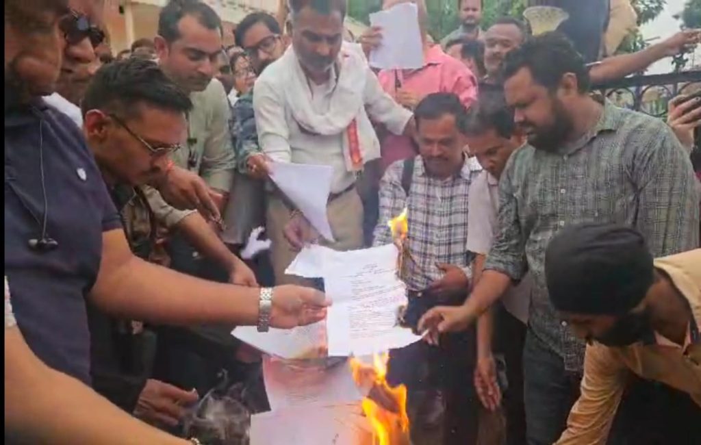 मीडिया सेंसरशिप के विरुद्ध पत्रकारों का प्रदर्शन, चिकित्सा शिक्षा विभाग के आदेश की प्रतियों को जलाकर जताया विरोध