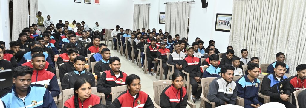 पहली बार राजधानी पहुंचे बीजापुर के सुदूर गांवों के युवा, मुख्यमंत्री से आत्मीय मुलाकात कर रखी अपनी बात