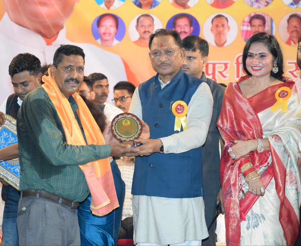 मुख्यमंत्री विष्णुदेव साय सर्व नाई सेन समाज के महासम्मेलन एवं प्रतिभा सम्मान समारोह में हुए शामिल