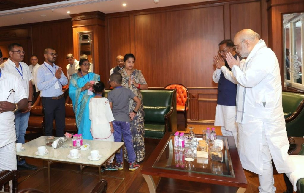 शहीद आकाश राव गिरिपुंजे के परिजनों से मुलाकात कर केंद्रीय गृह मंत्री अमित शाह ने व्यक्त की संवेदना, कहा- उनकी शहादत व्यर्थ नहीं जाएगी