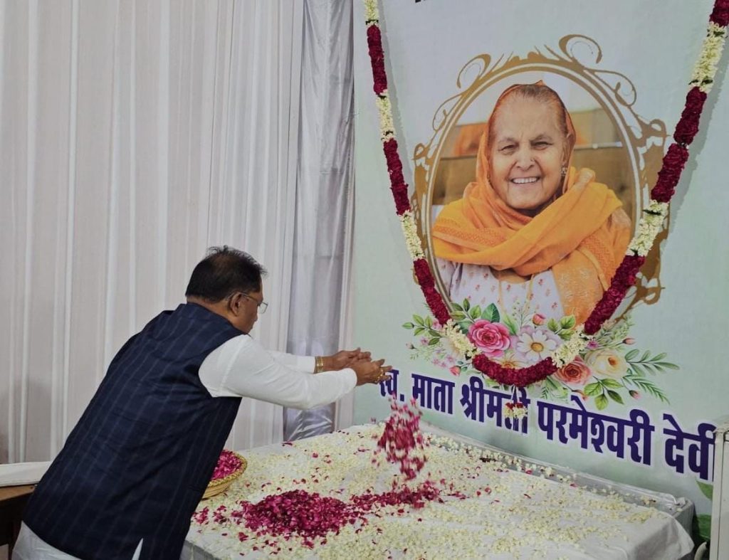 मुख्यमंत्री ने रोहतक में स्वर्गीय परमेश्वरी देवी को श्रद्धांजलि अर्पित की