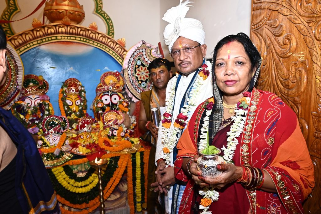 परंपरागत श्रद्धा-भक्ति और उल्लास के वातावरण में निकाली गई भव्य रथयात्रा में मुख्यमंत्री विष्णुदेव साय हुए शामिल, निभाई छेरा-पहरा की रस्म