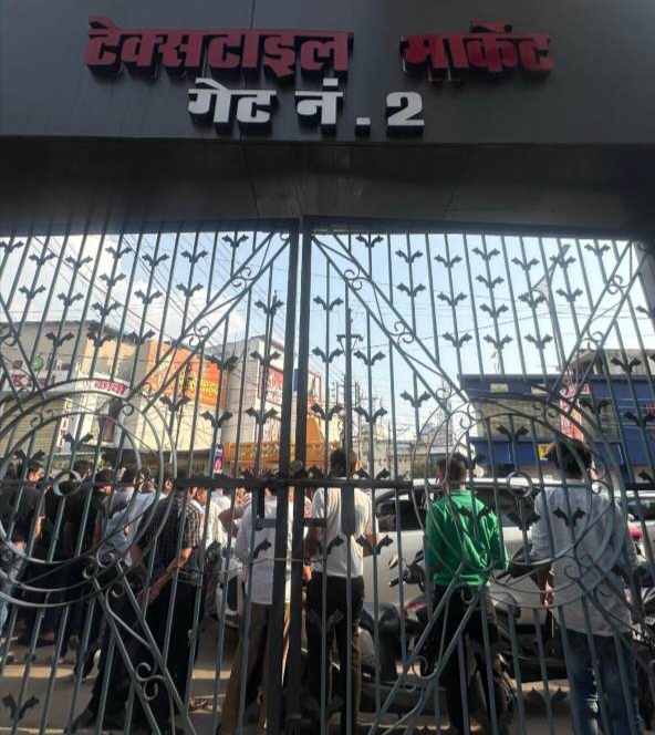 पंडरी कपड़ा मार्केट में निगम की कार्रवाई को लेकर व्यापरियों में आक्रोश, गेट पर जड़ा ताला, कहा- समाधान तक नहीं खुलेगा बाजार