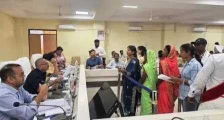 जनदर्शन में नागरिकों ने रखीं समस्याएं, कलेक्टर ने कार्रवाई के दिए निर्देश
