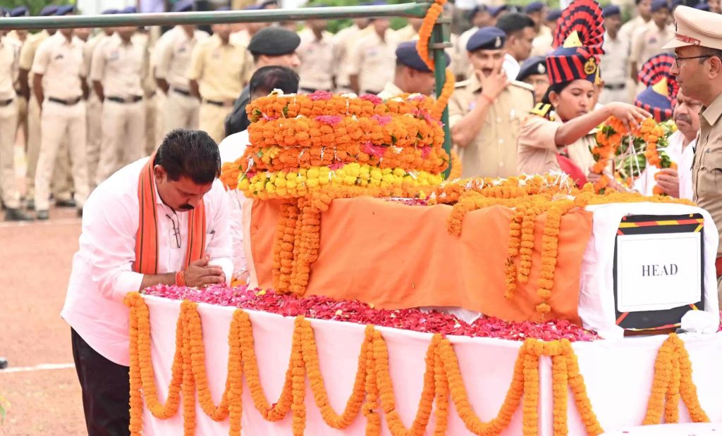 शहीद आकाश राव गिरेपुंजे को दिया गया गार्ड ऑफ हॉनर
