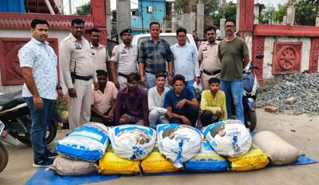 महुआ शराब बेचने वाले गिरोह का भंडाफोड़