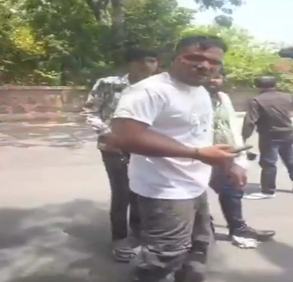 विमान हादसे में बच गया यात्री रमेश विश्वास कुमार, कहा- “अगल-बगल लाशें ही लाशें थीं”