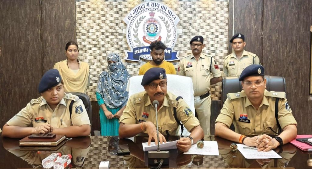 हनीट्रैप में युवक को फंसाकर मांगी 17 लाख की फिरौती, 2 गिरफ़्तार