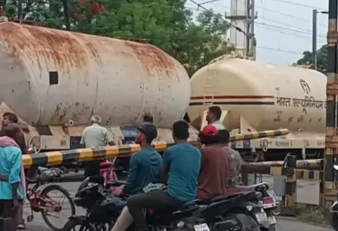 रेलवे क्रॉसिंग में मालगाड़ी रुकने से 3 घंटे परेशान हुए लोग