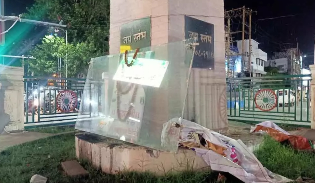 जय स्तंभ चौक की महंगी फोकस लाइटें चोरी, थाने में की गई शिकायत
