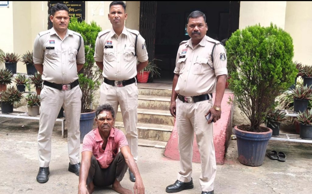 पिता ने घरेलू विवाद के चलते बेटे पर चाकू से किया हमला, गिरफ्तार