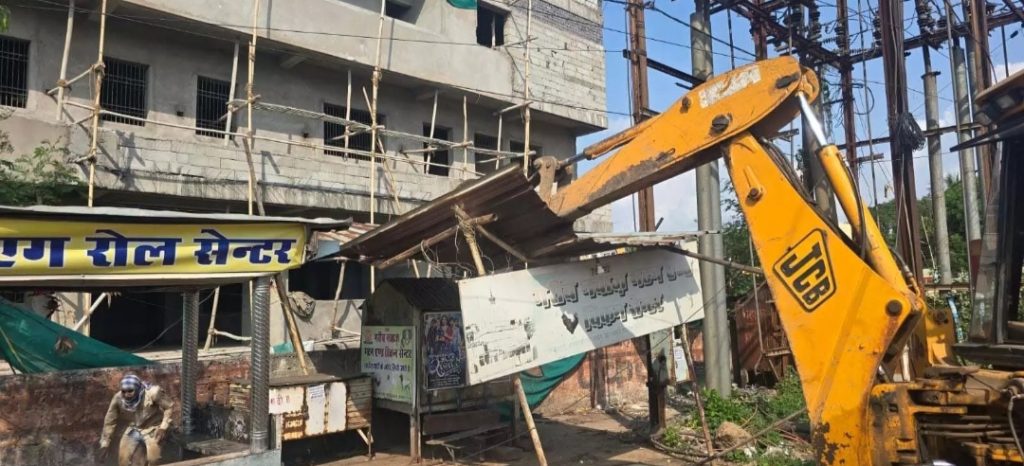 निगम द्वारा संतोषी नगर से कमल विहार चौक तक अवैध अतिक्रमण पर की गई कार्रवाई