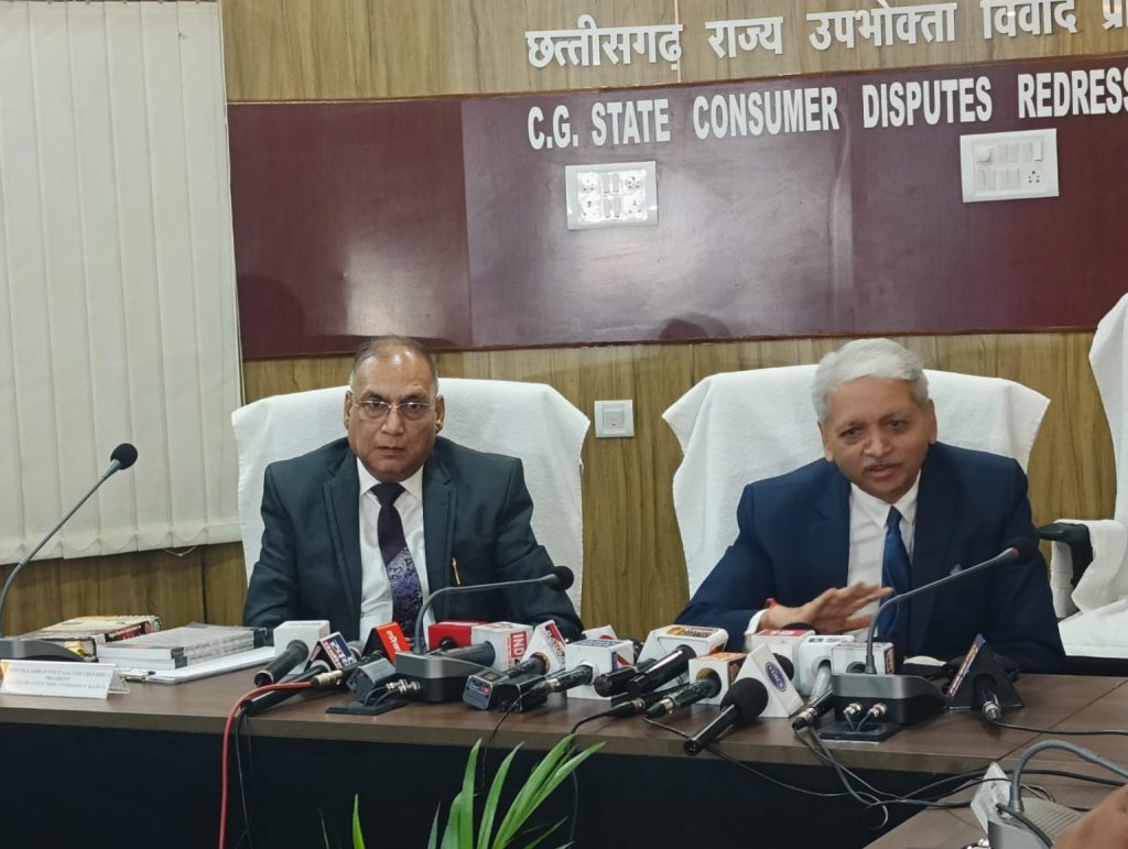 छत्तीसगढ़ उपभोक्ता आयोग द्वारा आधुनिक युग की चुनौतियों और समाधान पर की गई चर्चा