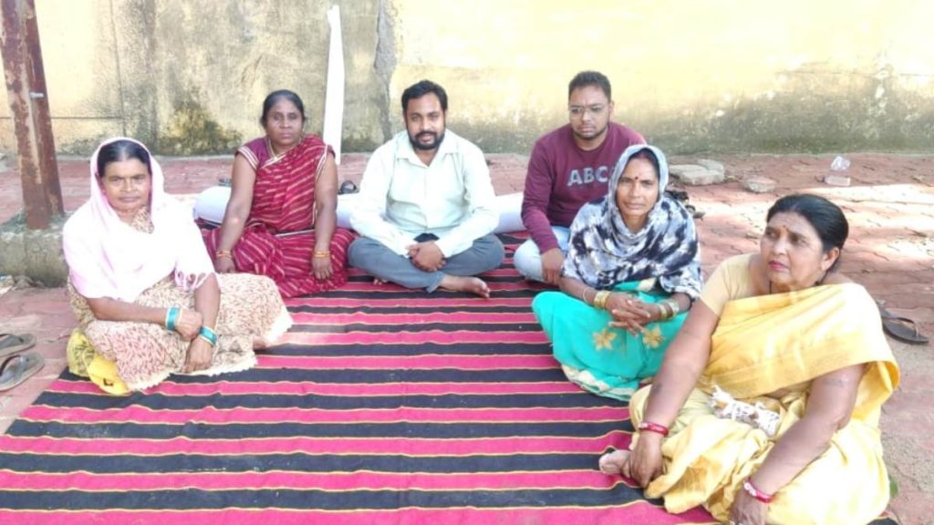 गोधन न्याय योजना और मनरेगा में भ्रष्टाचार का आरोप: आरोपियों के खिलाफ कार्रवाई की मांग को लेकर भूख हड़ताल पर बैठे ग्रामीण