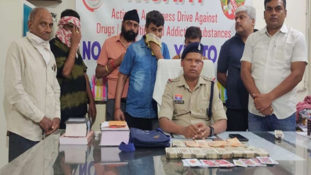होटल के बंद कमरे में सजी थी जुए की महफिल, पुलिस ने छापे मार कार्रवाई कर 6 जुआरियों को रंगे हाथों किया गिरफ्तार