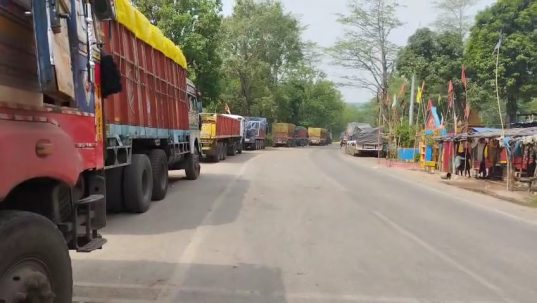नेशनल हाईवे पर फिर जाम, ट्रक-ट्रेलर की टक्कर के बाद 2 KM तक लगा वाहनों का कतार, मालवाहकों को भारी परेशानी